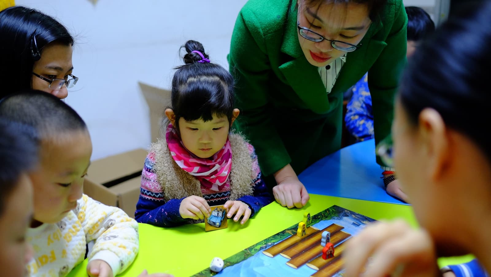 Lehrerin bei der Arbeit mit Kindern