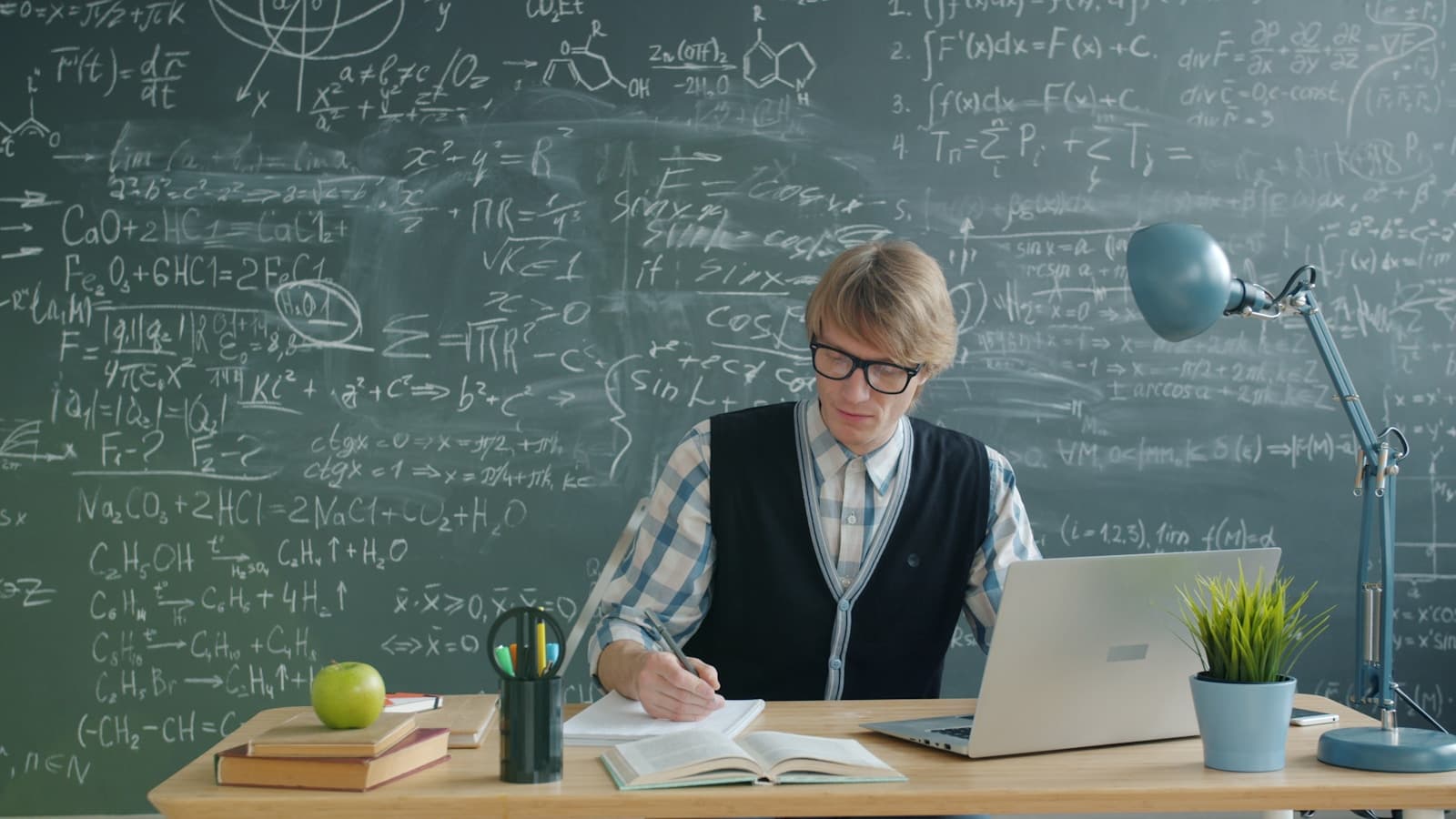 Student beim konzentrierten Arbeiten am Schreibtisch